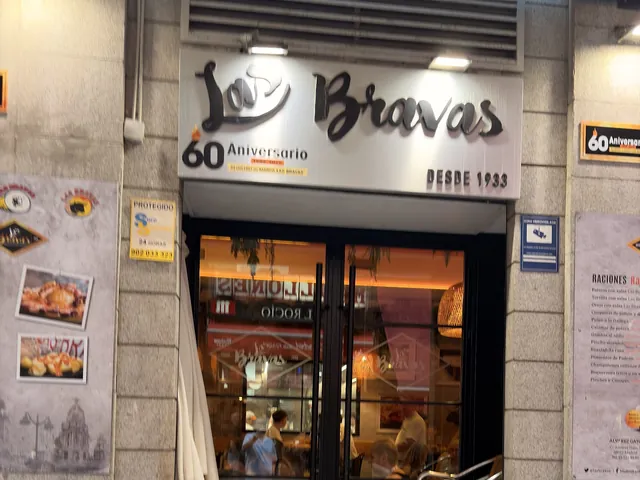 Entrada de Las Bravas, con su cartel «desde 1933», en el pasaje de Mathéu
