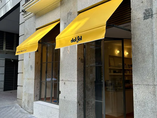 Fachada de Del Sol, con sus toldos amarillos, en la calle de Galileo