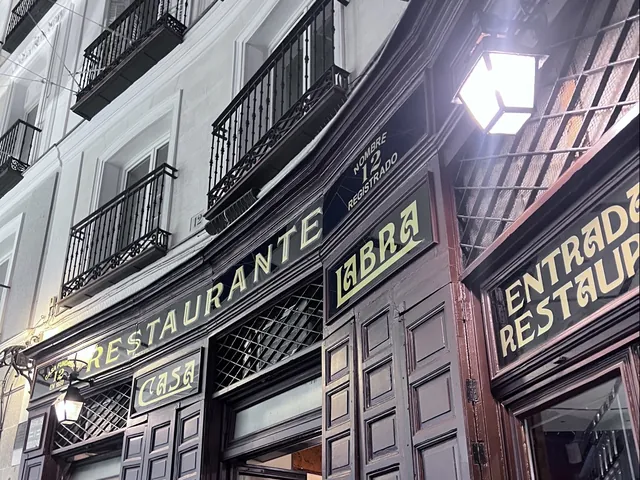Fachada de madera oscura de la taberna Casa Labra, en la calle de Tetuán