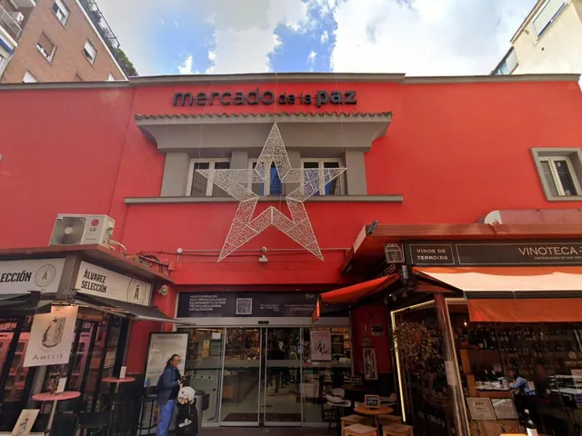 Entrada roja del Mercado de La Paz, en la calle de Ayala