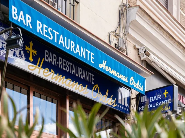 Rótulo azul de Hermanos Ordás, en la calle de Diego de León