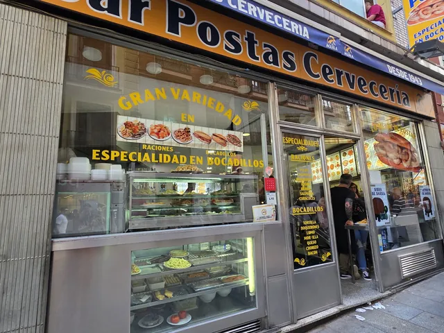 Fachada del Bar Postas, con su cartel amarillo, en la calle de Postas
