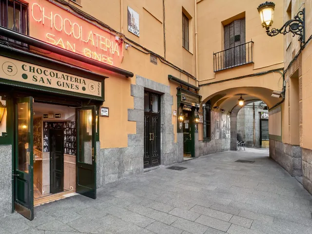 Entrada verde de la Chocolatería San Ginés, en el pasadizo de San Ginés