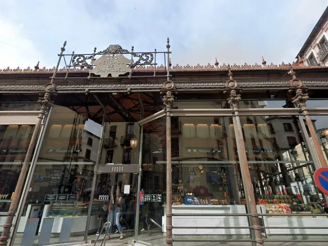 Fachada de hierro y cristal del Mercado de San Miguel